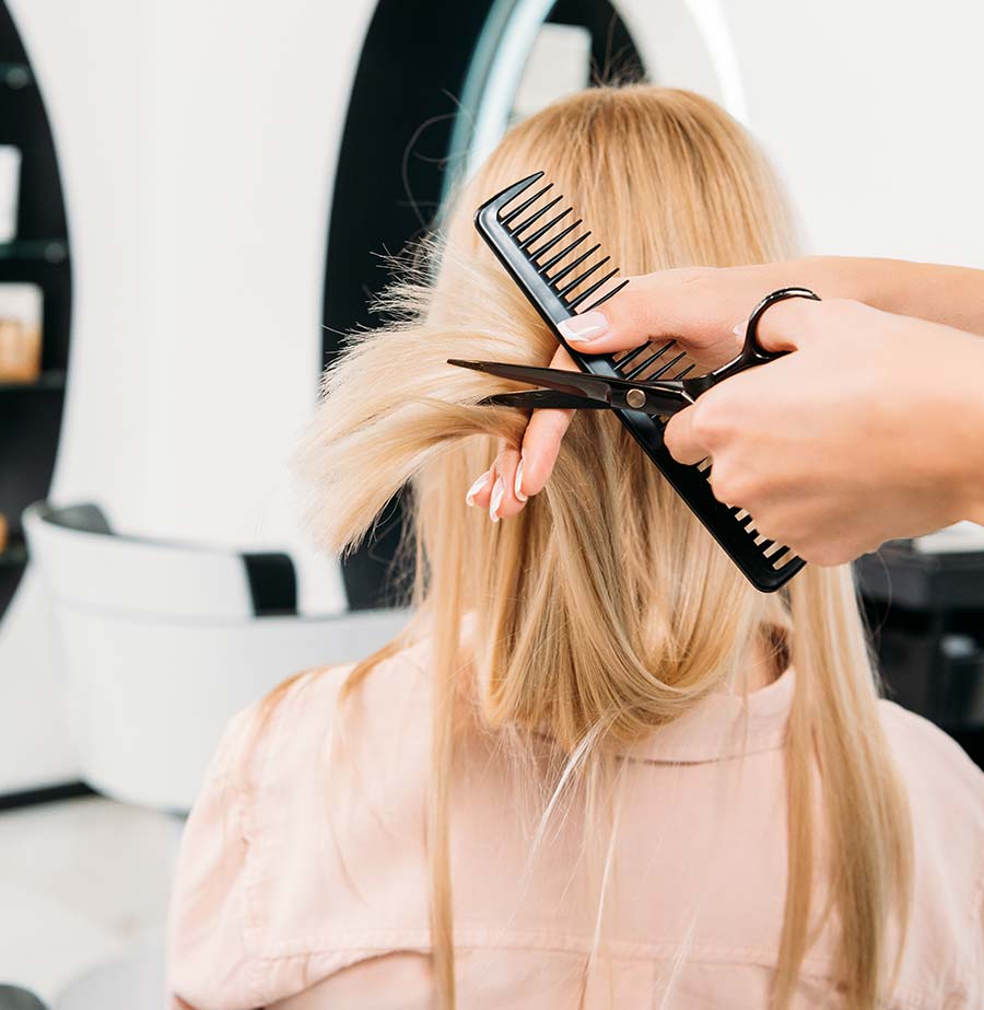 Euro Coiff', votre salon de coiffure à Aurillac vous propose des soins du cheveu de qualité, des coupes et des colorations qui vous correspondent. Ce coiffeur s’occupe aussi bien des femmes, des hommes que des enfants 19